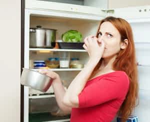 mujer-malos-olores-del-refrigerador